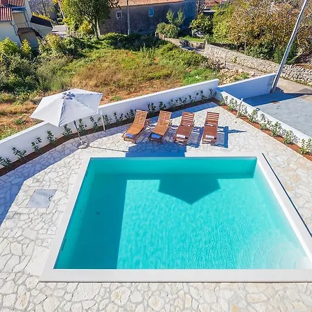 Holiday House Isabella Villa *